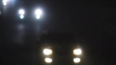 Ufuk gece şehir trafik ışıkları. Taşıma ve tipik şehir gürültüsünden taşıma bulanık bokeh renk.
