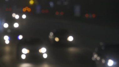 Ufuk gece şehir trafik ışıkları. Taşıma ve tipik şehir gürültüsünden taşıma bulanık bokeh renk.