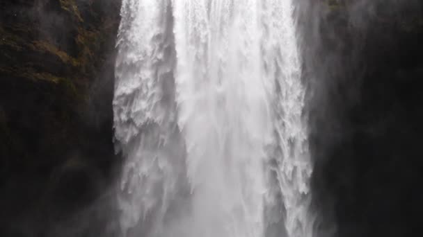 滝はスローモーションを閉じます,スコガフォスアイスランド — ストック動画