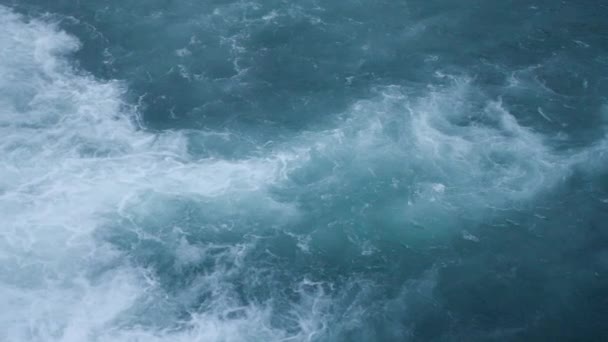 水の質感。光の反射と純粋な青い水。スローモーション. — ストック動画