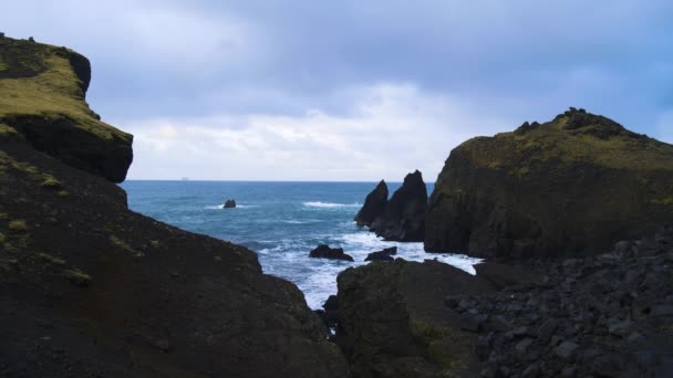 Extreme Wave zdrobind coasta, Oceanul Mare Valuri Frumoase, Puterea uimitoare a valurilor care se sparg peste roci periculoase — Videoclip de stoc