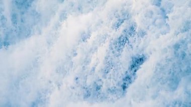 Su dokusu. Saf mavi su ve ışık yansımaları. Yavaş çekim.