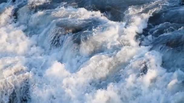 Waterstructuur. Puur blauw water met lichtreflecties. Langzame beweging. — Stockvideo