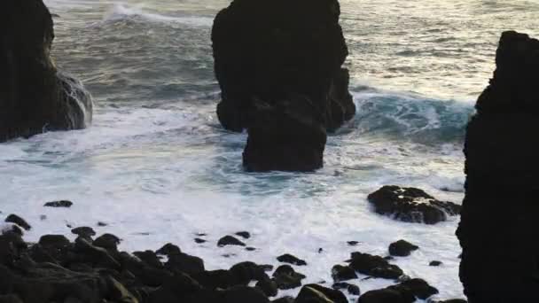 Vague extrême écrasant la côte, Grand océan Belle vague, Impressionnante puissance des vagues brisant sur les roches dangereuses — Video