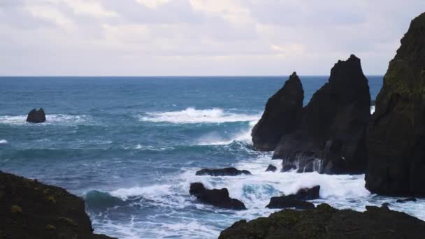 Ekstremalne fale miażdżące wybrzeże, Duży Ocean Piękna Fala, Niesamowita moc fal łamiących się nad niebezpiecznymi skałami — Wideo stockowe