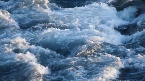 Waterstructuur. Puur blauw water met lichtreflecties. Langzame beweging. — Stockvideo