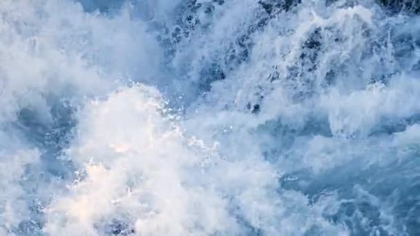 Textura da água. Água azul pura com reflexos de luz. Movimento lento . — Vídeo de Stock