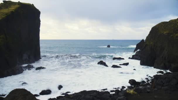 Extrem våg krossande kust, Stora oceanen Vacker våg, Fantastisk kraft vågor bryter över farliga stenar — Stockvideo