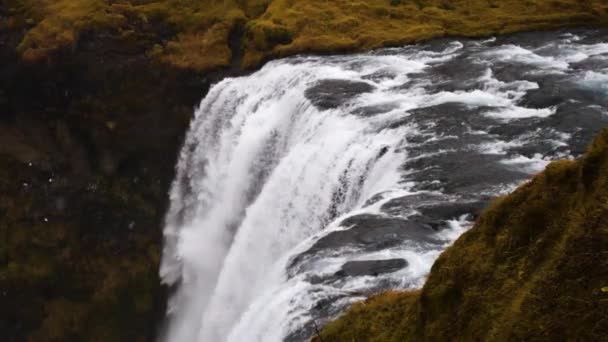 Cascada Potente caída de agua de cámara lenta — Vídeos de Stock