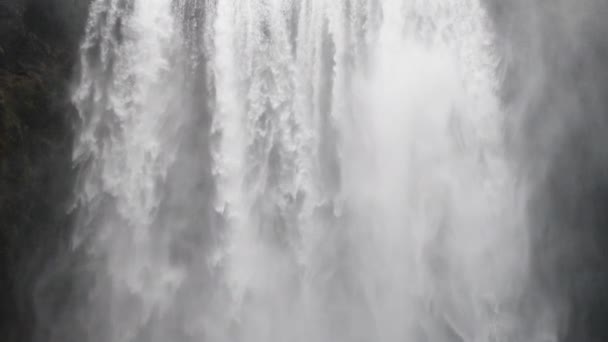 Cascada Potente caída de agua de cámara lenta — Vídeo de stock