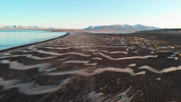 Fliegen durch die wunderschöne Islandlandschaft. Strandpromenade am Morgen Sonnenaufgang Strand. — Stockvideo