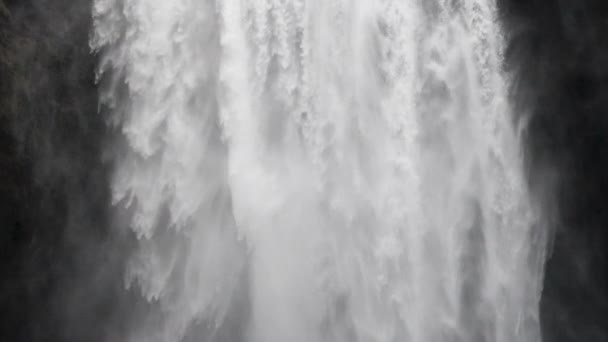 滝はスローモーションを閉じます,スコガフォスアイスランド — ストック動画
