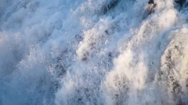 Textura da água. Água azul pura com reflexos de luz. Movimento lento . — Vídeo de Stock