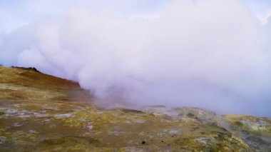 Mars manzarası Jeotermal aktivite, yerden sıcak buhar fışkırması, İzlanda,