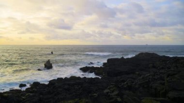 Okyanusta fırtına. Su kayaları ve dağları yıkar..