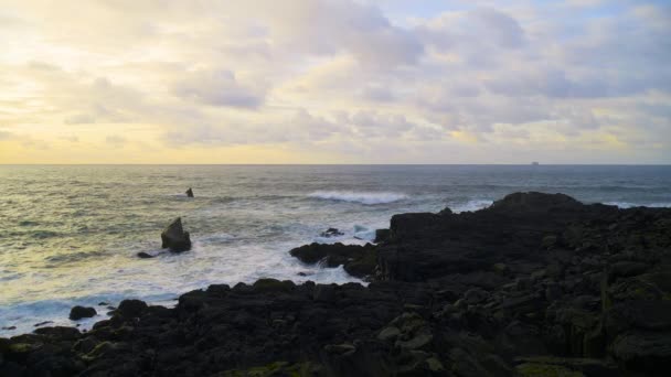 Sturm auf dem Ozean. das Wasser spült die Felsen und Berge. — Stockvideo