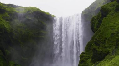 Şelale. İzlanda 'da güçlü ve güzel şelale Skogafoss