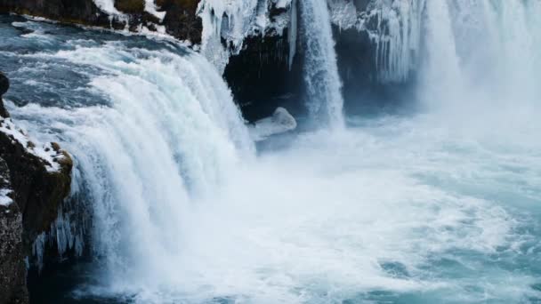 Cascada con agua azul pura cámara lenta, Paisaje natural en Islandia — Vídeos de Stock
