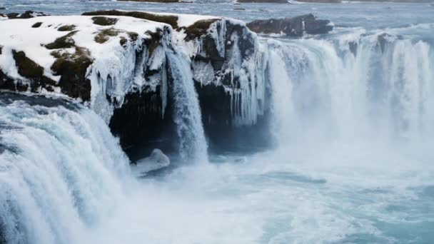 清澈蓝水的瀑布慢动作，冰岛的自然景观 — 图库视频影像