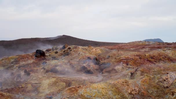 Mars manzarası Jeotermal aktivite, yerden sıcak buhar fışkırması, İzlanda, — Stok video