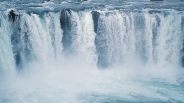 Водопад с чистой голубой водой замедленного движения, природный ландшафт в Исландии — стоковое видео