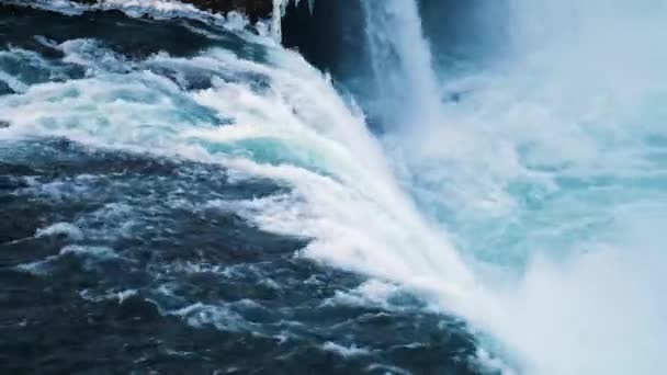 Waterval met zuiver blauw water slow motion, Natuur landschap in IJsland — Stockvideo