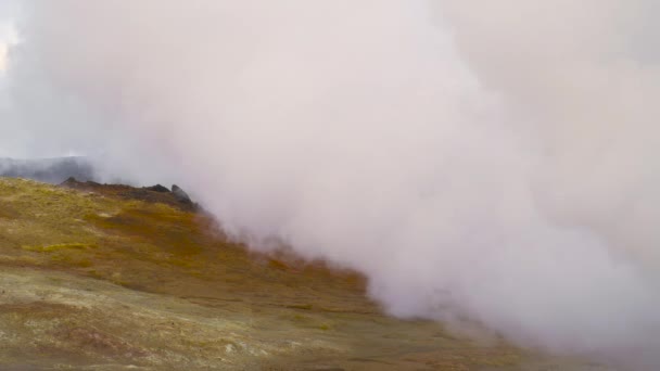 Geothermische Aktivität der Marslandschaft, heißer Dampf bricht aus dem Boden, Island, — Stockvideo