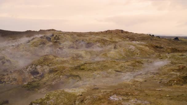 Geothermische Aktivität der Marslandschaft, heißer Dampf bricht aus dem Boden, Island, — Stockvideo