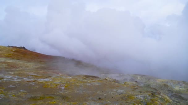 Actividad volcánica, Tierra Área geotérmica, fumarolas ollas volcánicas de barro hirviendo, Islandia . — Vídeos de Stock