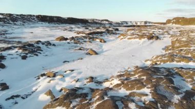 Karla kaplı kaya. İzlanda 'da Hava Kış Manzarası