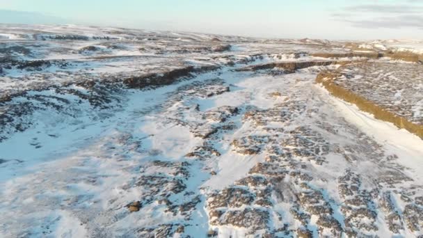 Rocher enneigé. Paysage D'hiver En Islande 
