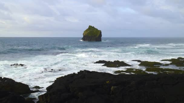 Rocce solitarie nell'oceano. Concetto astratto di sfondo individuale . — Video Stock