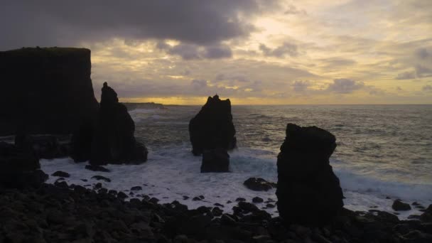 Meer bei Sonnenuntergang, wunderschöne wellenbrechende Küste bei Sonnenuntergang. — Stockvideo