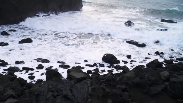 Буря в океані. Вода розмиває скелі на піку й гори.. — стокове відео