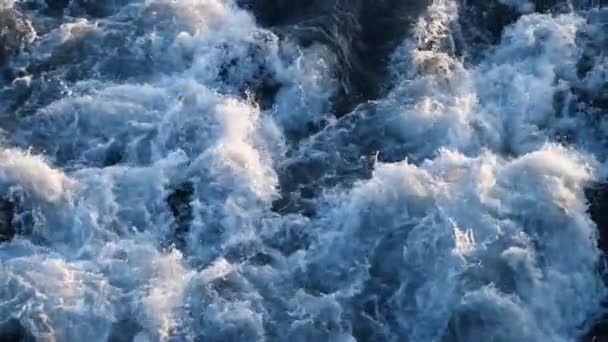 Waterstructuur. Natuurlijke achtergrond. Waterval in IJsland — Stockvideo