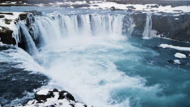 Cascada con agua azul pura en cámara lenta, Paisaje natural en Islandia — Vídeo de stock