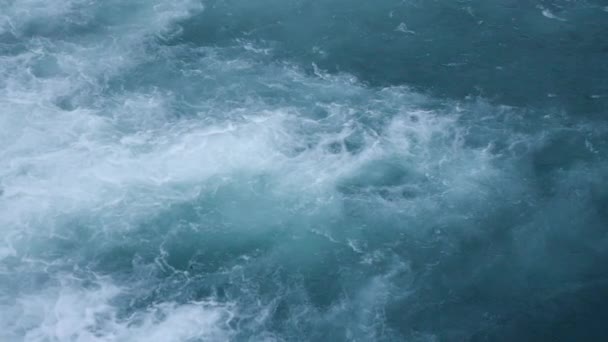 Textura de agua. Concepto de fondo. Agua azul pura con reflejos de luz. Movimiento lento . — Vídeos de Stock