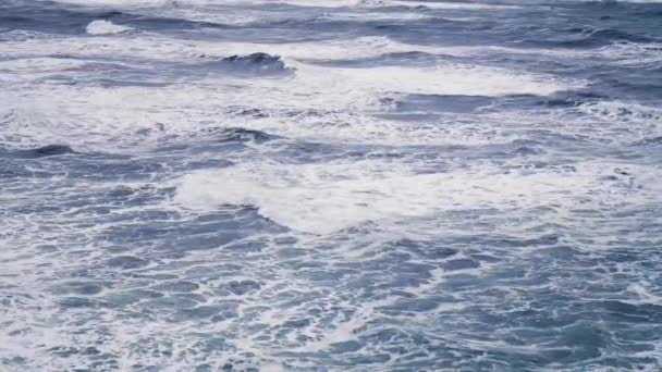 Apa oceanică spală stâncile de pe plajă — Videoclip de stoc