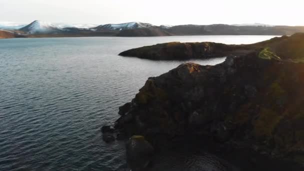 Mountain Volcanic Rock. Hermoso paisaje de primavera con montañas y lago — Vídeo de stock