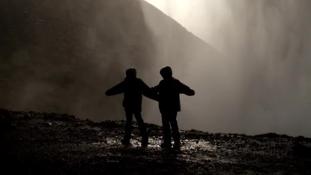 Travel Silhouette Concept Lifestyle teamwork. Groep toeristen bij waterval. — Stockvideo