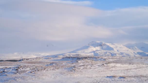 Montañas de nieve en Islandia, Timelapse filmado con Nubes — Vídeos de Stock