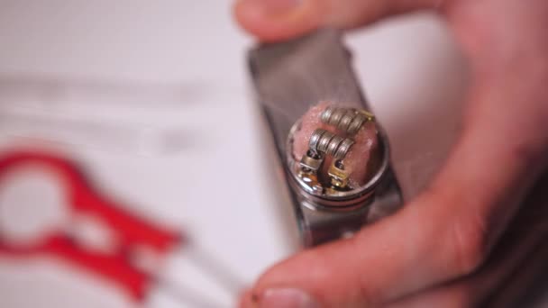 Vape Macro, Coil Change In Rda Atomizer For Vaping,電子タバコ,火と煙 — ストック動画