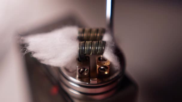 Vape Macro, αλλαγή σπειρών σε Rda Atomizer για το άτμισμα, ηλεκτρονικό τσιγάρο — Αρχείο Βίντεο