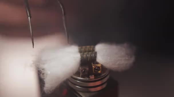 Macro di vaporizzatore, cambiamento della bobina nell'atomizzatore di Rda per vaporizzare, sigaretta elettronica — Video Stock