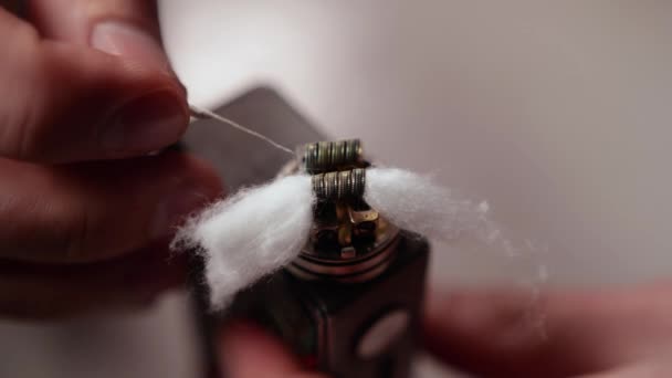 Macro Vape, Changement de bobine dans l'atomiseur Rda pour vaporiser, E-cigarette — Video
