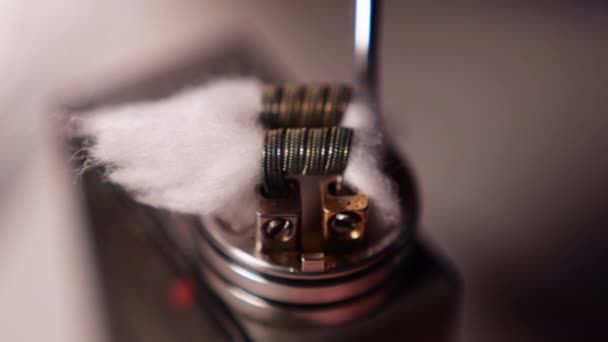 Macro de la cinta, cambio de la bobina en el atomizador de Rda para Vaping, E-cigarrillo — Vídeo de stock