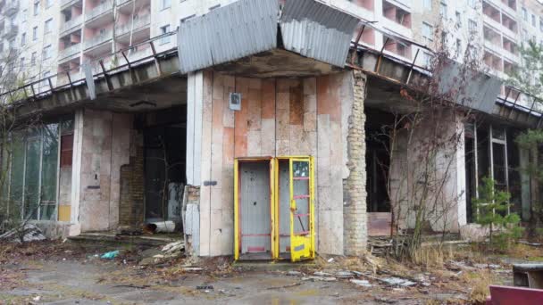 Cornobîl vechi oraș abandonat, casa abandonată în zona de excludere din Cernobîl, orașul Pripyat. aprilie — Videoclip de stoc