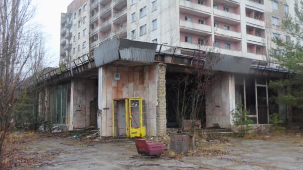 Чернобыль старый заброшенный город, заброшенный дом в зоне отчуждения в Чернобыле, город Припять. Апрель — стоковое видео