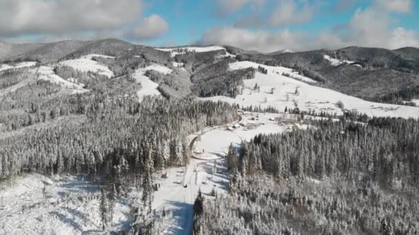 Winterwald in den Bergen, gefrorene Schneelandschaft in der Luft — Stockvideo