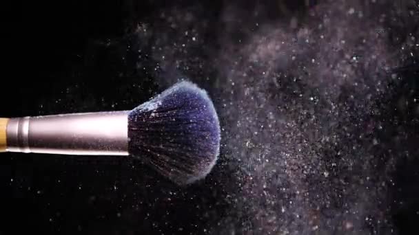 Maquiagem escova com pó azul colorido em fundo preto Movimento lento — Vídeo de Stock